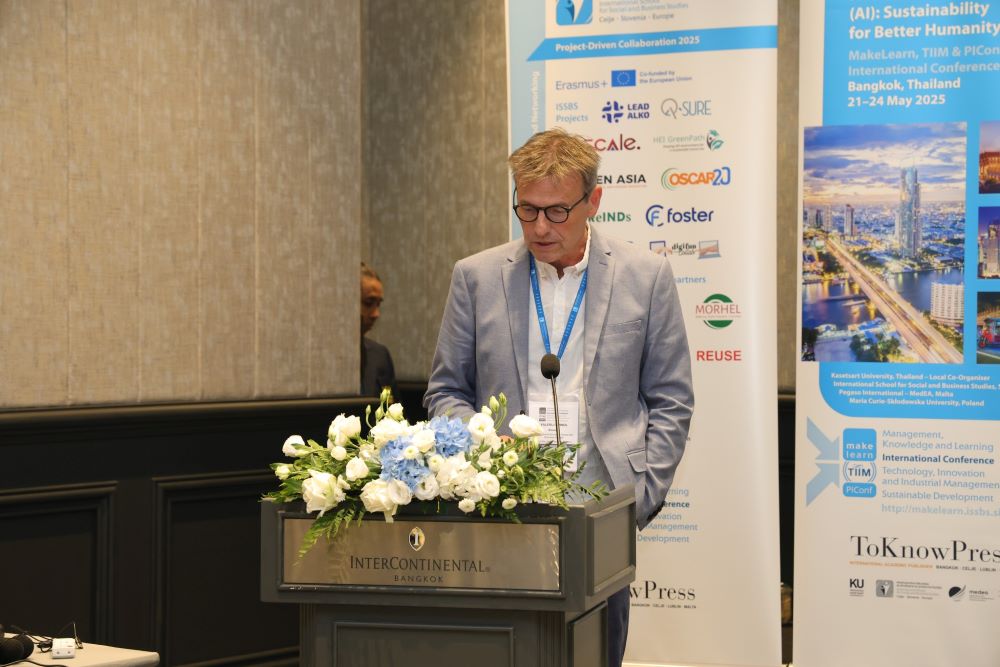 Prof. Valerij Dermol at the Makelearn conference in Bangkok 2025